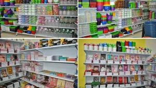 Eu tenho uma loja de Variedades onde engloba papelaria,água, bazar, roupas novas e seminovas, brinquedos, artesanatos: pintura em tecidos, sabonetes, quadros, vidros, bordados, bomboniere, ultilidades domésticas, bijouterias,   